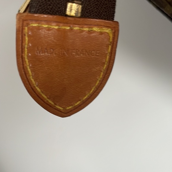 A toilitre bag that is still in style authentic Louis Vuitton - Picture 2 of 4